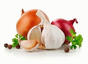 Mit Zwiebeln und Knoblauch putzen.